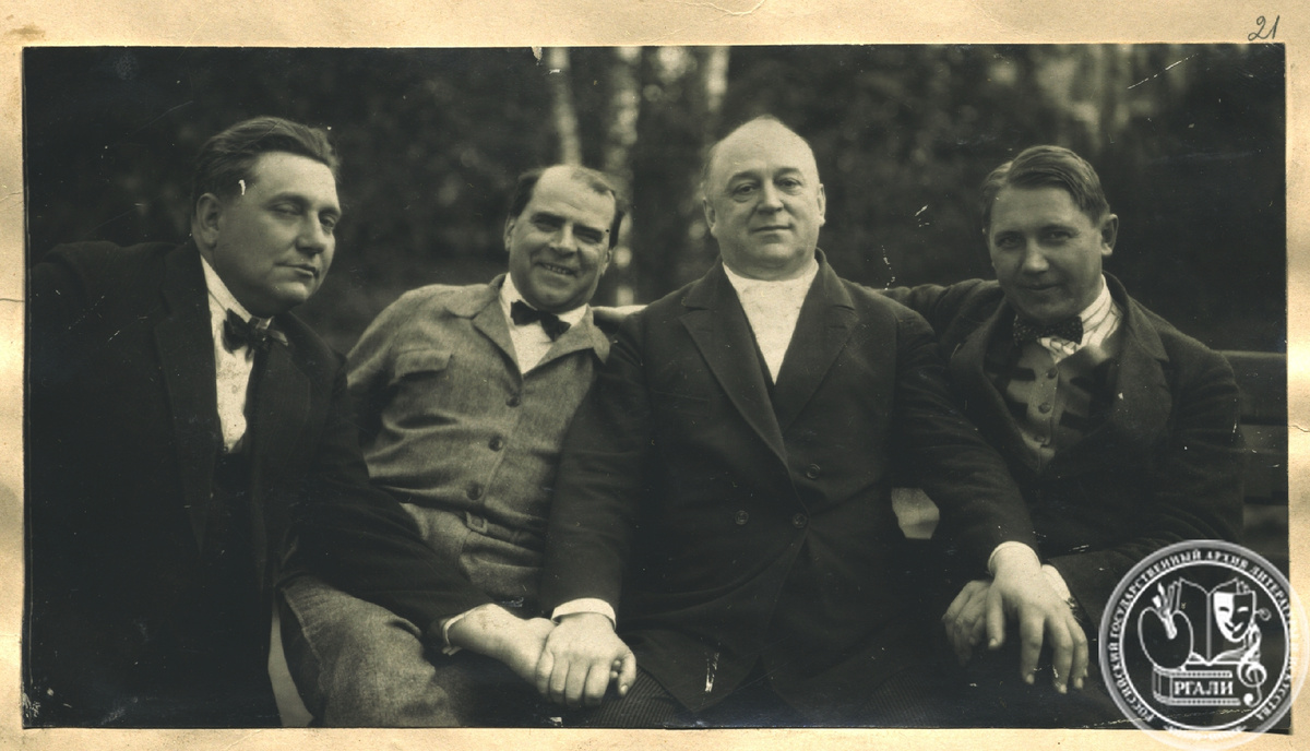 Фотография (слева направо) солистов Большого театра С.И. Мигая, А.В. Богдановича, Л.В. Собинова и дирижера Большого театра Н.С. Голованова. Начало 1930-х гг. РГАЛИ. Ф. 1944. Оп. 1.