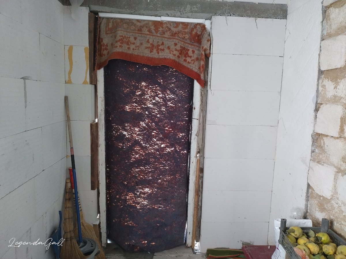 Общий вид. Даже дврки в косяках тряпочками заткнуты ))