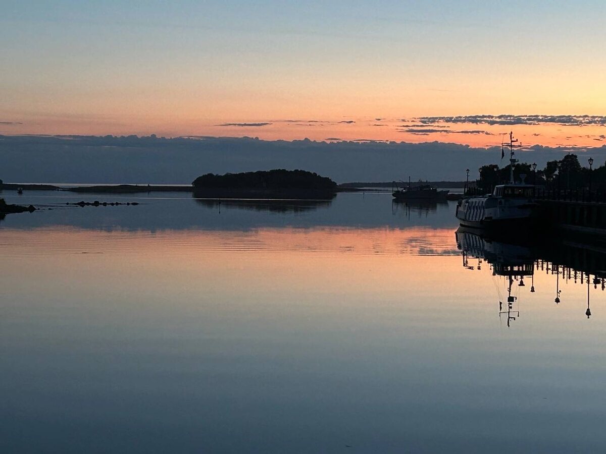 Для иллюстрации попалось моё фото ночных августовских Соловков. Какой мир - иллюзорный, какой - отражение? И какой - истинный?