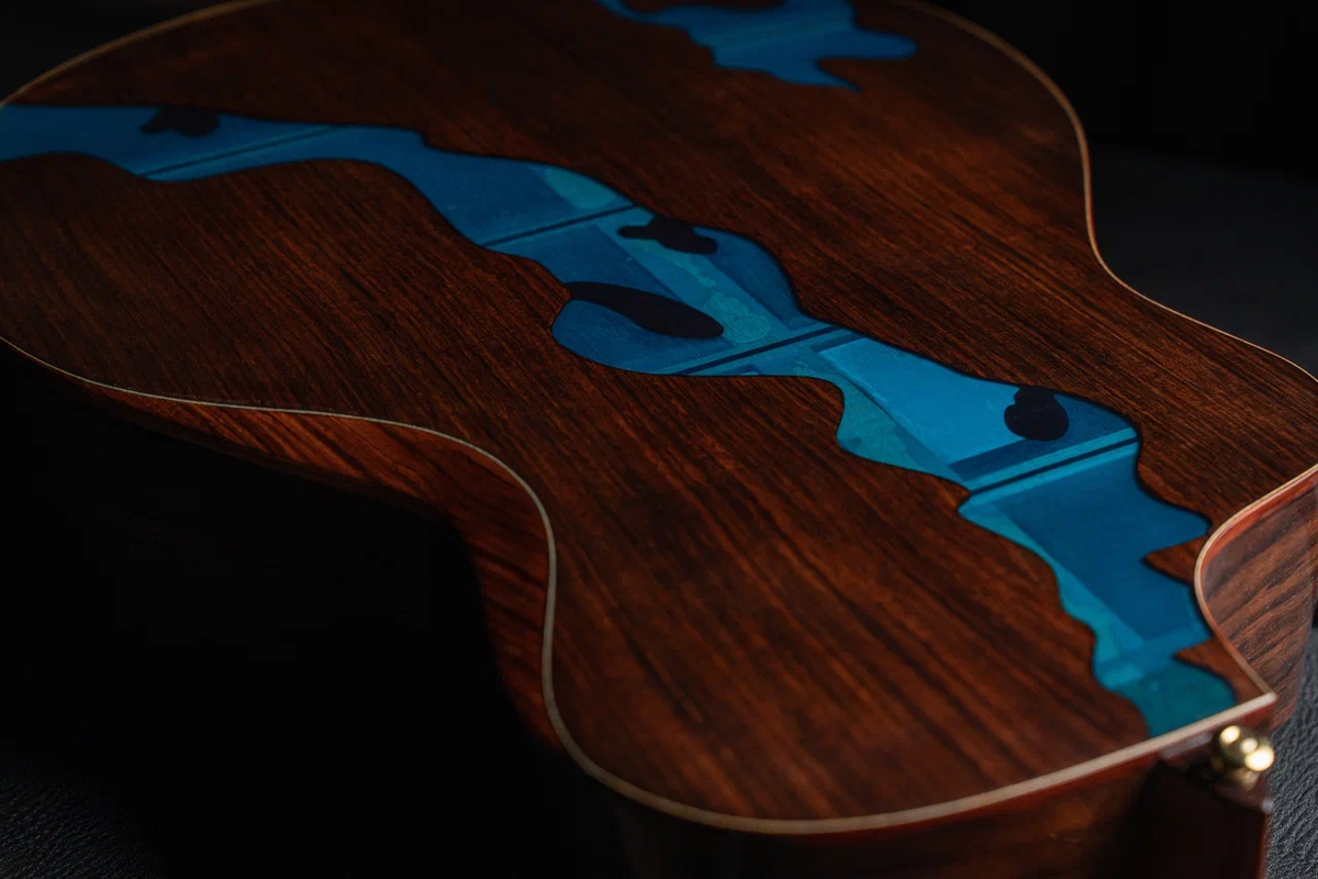 Инкрустация из смолы на нижней деке акустической гитары MeridaExtrema Sadhu