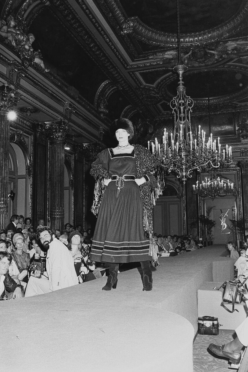    Показ коллекции кутюр Yves Saint Laurent осень-зима 1976 годаFairchild Archive / WWD / Penske Media via Getty Images