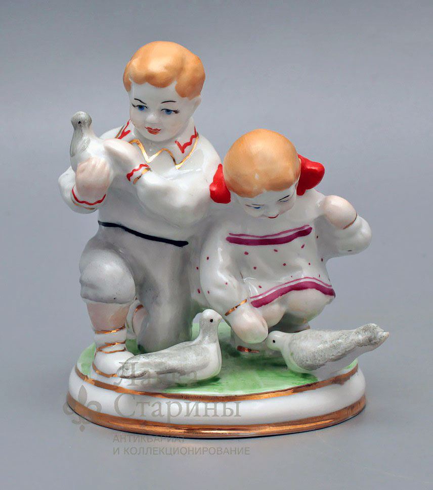 Статуэтка «Дети с голубями», Киевский экспериментальный керамико-художественный завод, 1950-60-е годы, скульптор Голембовская С. В. (Болзан), фарфор. Фото с нашего сайта dvaveka.ru