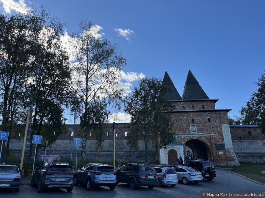 Никольская башня и Никольские ворота названы в честь Николы Зарайского, являющегося покровителем города. Рядом с кремлем небольшая стоянка для автомобилей © Марна Мах