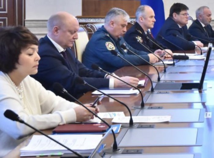 Олег Клемешов на совещании в правительстве 5 ноября (второй слева). Фото с сайта nso.ru