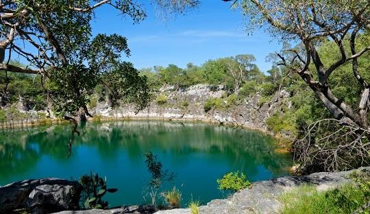 Озеро Очикото, расположенное на севере Намибии недалеко от города Цумеб и национального парка Этоша. Координаты: -19.194819, 17.549701