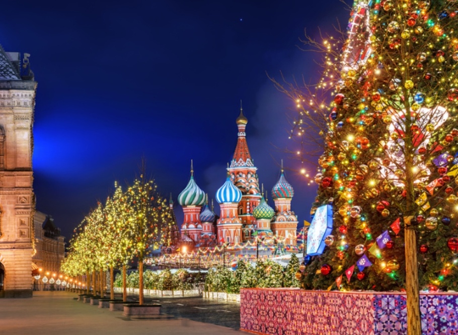 Какие изменения ждут россиян

Министерство труда России объявило о значительных изменениях в графике праздничных и выходных дней на ближайшие два года. Эти меры направлены на оптимизацию распределения рабочего времени и отдыха граждан, что, по мнению ведомства, должно положительно сказаться на качестве жизни россиян.

Одним из главных нововведений станет увеличение продолжительности новогодних каникул в 2025 году. Россияне смогут отдыхать с 29 декабря 2024 года по 8 января 2025 года включительно. Это даст возможность не только отпраздновать Новый год в кругу семьи и друзей, но и полноценно восстановить силы перед началом нового рабочего года. Министерство труда подчеркивает, что длительные каникулы способствуют повышению работоспособности и улучшению общего самочувствия граждан.

Майские праздники также будут разделены на два периода: с 1 по 4 мая и с 8 по 11 мая. Это позволит россиянам отметить как День весны и труда, так и День Победы, уделяя внимание важным торжественным мероприятиям. Такой подход способствует укреплению преемственности поколений и передаче патриотических ценностей.

Новые выходные и улучшение качества жизни
Среди других нововведений — предложение сделать 31 декабря 2025 года официальным выходным днем, чтобы облегчить подготовку к Новому году и провести этот день с близкими. Полный список официальных выходных на 2025 год включает:
с 1 по 7 января (новогодние каникулы)
с 22 по 23 февраля (День защитника Отечества)
с 8 по 9 марта (Международный женский день)
с 1 по 4 мая (День весны и труда)
с 8 по 11 мая (День Победы)
с 12 по 15 июня (День России)
с 2 по 4 ноября (День народного единства)
31 декабря (канун Нового года)
Эти изменения позволят гражданам заранее планировать свой отдых и более эффективно распределять рабочее время в течение года. Министерство также рассматривает возможность переноса выходных для увеличения продолжительности традиционных праздников, что должно положительно сказаться на качестве жизни россиян.