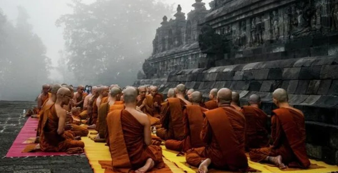 ### Введение

Буддизм, как одна из самых влиятельных и многогранных религий мира, охватывает множество направлений и школ. Среди них особую значимость имеют китайский чань буддизм и тибетский буддизм. Эти два направления обладают уникальными особенностями, философскими учениями и практическими методами. В данной статье мы подробно рассмотрим основные отличия между китайским чань буддизмом и тибетским буддизмом, а также их историческое развитие, ключевые учения и практические аспекты, что позволит лучше понять их сущность и значение.

### Исторический контекст

#### Китайский чань буддизм

Чань буддизм, который в переводе с китайского языка означает "медитация", возник в Китае в VI веке и быстро стал одной из самых популярных форм буддизма в этой стране. Его корни уходят в индийский дзен-буддизм, который был адаптирован к китайской культурной среде. Чань акцентирует внимание на непосредственном опыте просветления и глубокой медитации, а не на изучении священных текстов. Основателем чань считается Бодхидхарма, который привнес идеи медитации и сосредоточенности, подчеркивая важность личного опыта в духовной практике.

#### Тибетский буддизм

Тибетский буддизм, также известный как Ваджраяна, начал развиваться в Тибете с VII века, когда буддизм был впервые введён в эту страну. Он представляет собой синтез элементов индийского буддизма, местных тибетских верований и шаманских практик. Тибетский буддизм выделяется своими сложными ритуалами, практиками мантр и визуализаций, а также структурой учительства, в которой важную роль играют ламы, или духовные учителя.

### Основные философские различия

#### Учение о просветлении

В чань буддизме просветление достигается через прямой опыт и интуитивное понимание, что часто подчеркивается через использование парадоксальных коанов — вопросов или утверждений, которые не имеют очевидного логического ответа. Чань учит, что истинная природа реальности может быть осознана в любой момент, и акцентирует внимание на практиках медитации как средстве достижения этого осознания.

В отличие от этого, тибетский буддизм рассматривает просветление как долгий и многослойный процесс, который включает множество стадий и практик. Важную роль в этом контексте играют учения о пустотности и межзависимости, основанные на философии Нагарджуны. Тибетский буддизм также включает элементы тантры, где используются мантры и визуализации для достижения духовного роста и понимания.

#### Роль учителя

В чань буддизме учитель (мастер) занимает важное место, однако акцент делается на самостоятельном опыте ученика. Учитель служит направляющим светом, помогающим ученику найти свой путь, но не становится абсолютным авторитетом, чьи слова необходимо беспрекословно принимать.

В тибетском буддизме же роль учителя (ламы) значительно более значима и авторитетна. Лама рассматривается как проводник к просветлению, и его наставления имеют критическое значение для учеников. В тибетском буддизме также существует система передачи знаний, где учения передаются от учителя к ученику через инициации и ритуальные практики, что придаёт особую значимость их взаимоотношениям.

### Практические аспекты

#### Медитация

Чань буддизм акцентирует внимание на медитации как основном методе практики. Это может включать сидячую медитацию (дзадзэн), а также осознанность в повседневной жизни. Практика медитации направлена на непосредственное осознание своего "я" и природы реальности, что позволяет практикующему углубить своё понимание и обрести внутренний покой.

В тибетском буддизме медитация также играет важную роль, но она часто включает более сложные ритуалы и визуализации. Тибетские практики могут включать медитации на божества, работу с мантрами и использование мандал, что создаёт многоуровневый подход к духовной практике, направленный на достижение просветления.

#### Ритуалы и обряды

Чань буддизм, как правило, менее ритуален и сосредоточен на личной практике и осознании. Хотя некоторые ритуалы могут присутствовать, они не занимают центрального места в практике, что позволяет практикующим сосредоточиться на внутренних переживаниях и медитации.

В тибетском буддизме ритуалы играют ключевую роль. Это могут быть церемонии, мантра-практики, медитации на божества, а также различные обряды, связанные с важными жизненными событиями. Ритуалы в тибетском буддизме часто сопровождаются насыщенной символикой и искусством, такими как танцы и создание мандал, что придаёт им особую выразительность и значимость.

### Заключение

Китайский чань буддизм и тибетский буддизм представляют собой два уникальных и самобытных подхода к буддизму, каждый из которых имеет свои особенности, философские учения и практики. Чань акцентирует внимание на медитации и непосредственном опыте духовного прозрения, тогда как тибетский буддизм включает более сложные ритуалы и учения, основанные на тантрической практике и традиции учительства. Оба направления предлагают различные пути к просветлению и пониманию природы реальности, что делает их ценными как для практикующих буддистов, так и для всех, кто ищет духовный путь и глубокое понимание жизни.