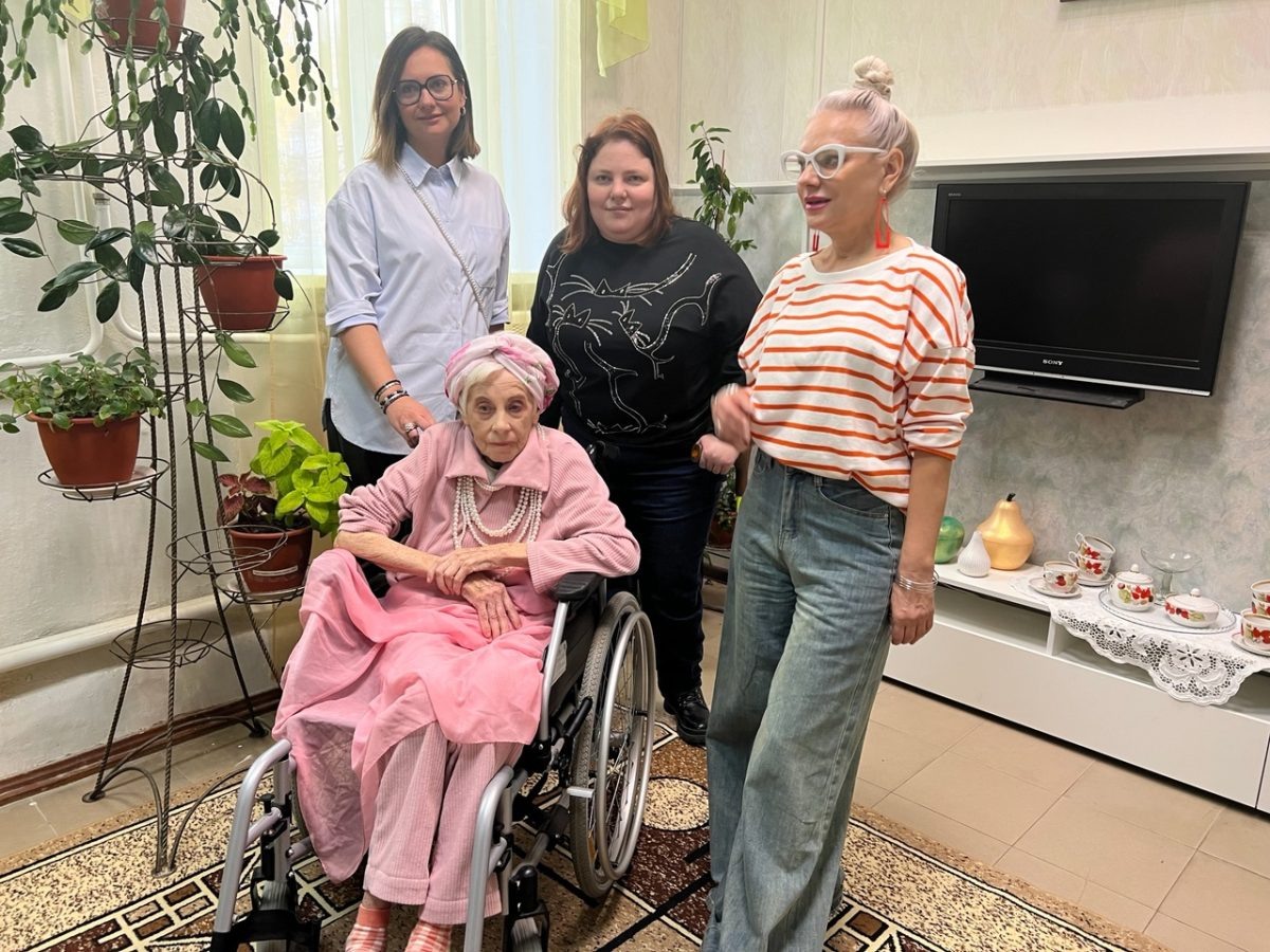    Команда организаторов с одной из участниц проекта