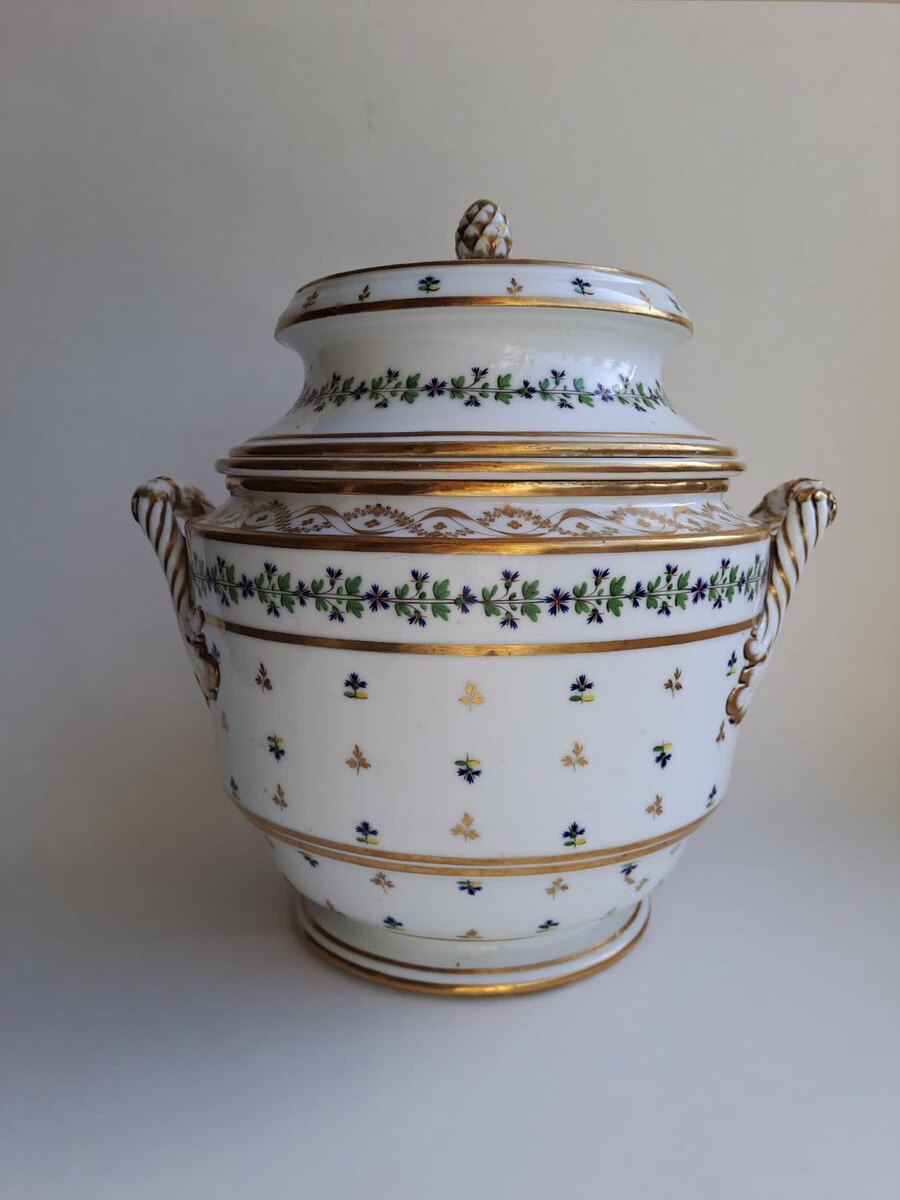 Мороженица из десертного сервиза. 1781-1789. Фарфоровая мануфактура герцога Ангулемского (предприятие Дила и Герара). Париж. Франция. Из собрания Ольги Прокофьевой 