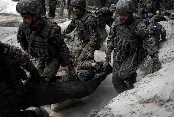    Военнослужащие вооруженных сил Украины в зоне боевых действий