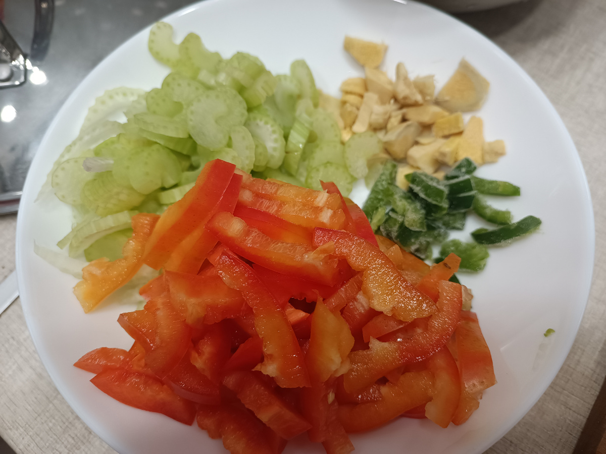 Не слишком крупными кусочками, но и не мелкими