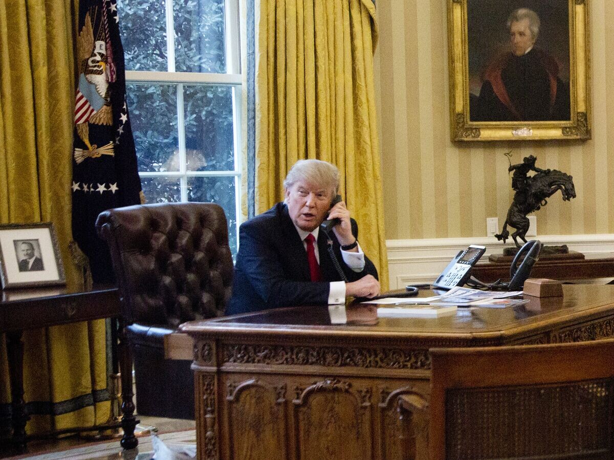    Дональд Трамп во время телефонного разговора с королем Саудовской Аравии Салманом ибн Абдул-Азизом Аль Саудом© AP Photo / Manuel Balce Ceneta