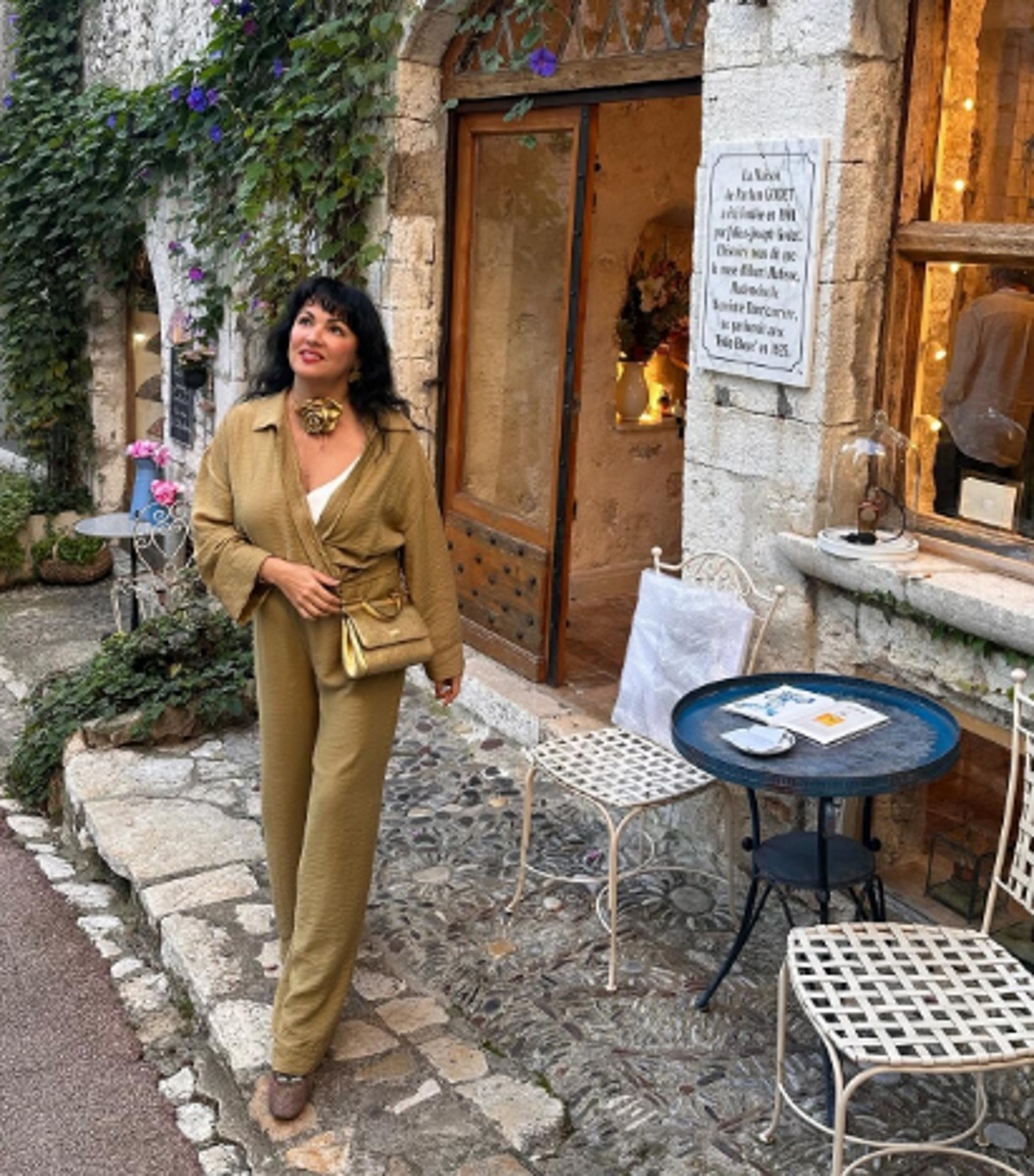 Анна Нетребко в горчичном костюме с брюками палаццо. Фото: соцсети