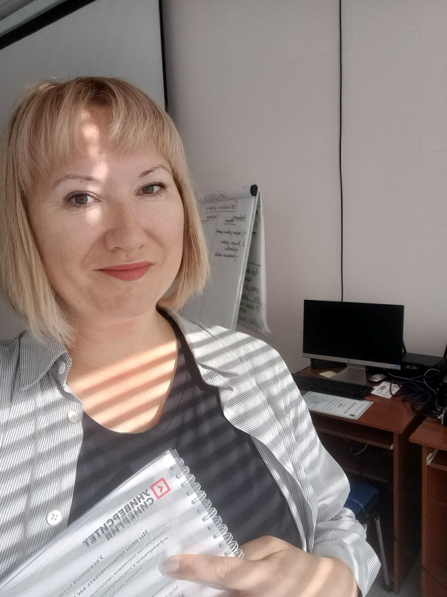 Вместо предисловия. На фото я перед тренингом, готовлюсь презентовать своим студентам важность обучения, предварительно изучив аудиторию и поняв, что именно эта презентация им крайне необходима в начале, чтобы «купить» те идеи, которые я им буду называть. Так что, презентация — это тот инструмент, который важен не только в продажах.