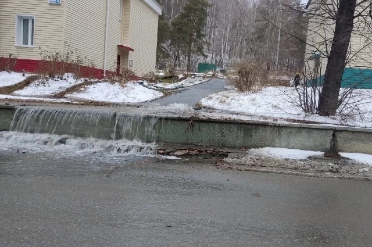    В Новоуральске устраняют коммунальную аварию, оставившую жителей без воды