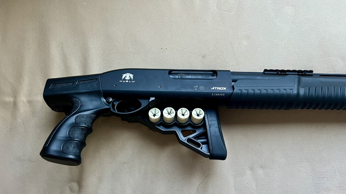 Huglu Atrox со складным телескопическим прикладом.