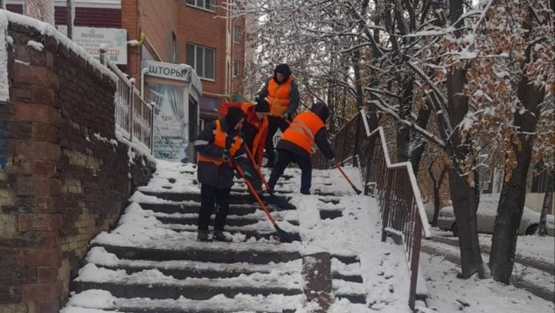    Коммунальщики сейчас расчищают территории внутри дворов Фото: администрация Ставрополя