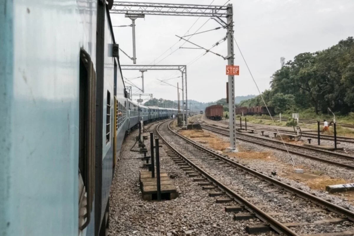    Под Туапсе маневровый тепловоз снес выехавший на пути легковой автомобиль