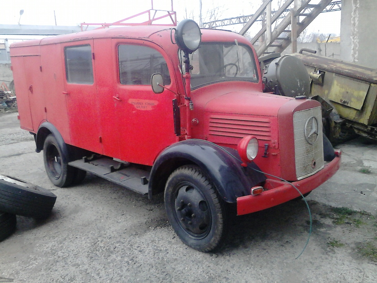 Мерседес на территории мастерской