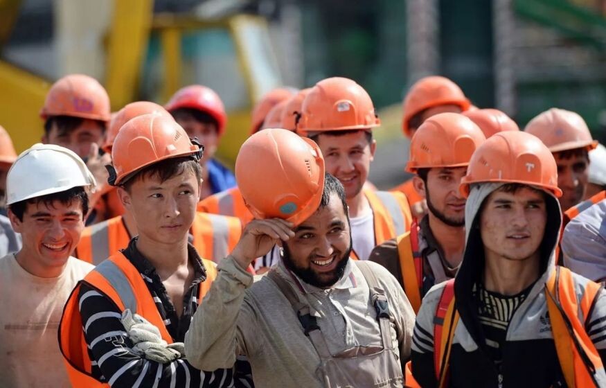    Мигрантам значительно увеличили выдачу разрешений на работу