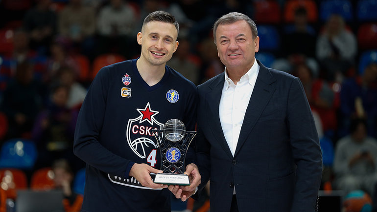    Баскетболист ЦСКА Алекса Аврамович (слева) и президент Единой лиги ВТБ Сергей Кущенко.Пресс-служба Единой лиги ВТБ