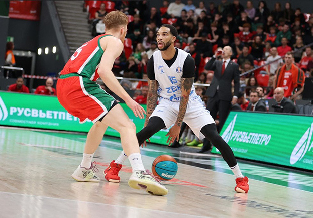    Баскетболисты Ксавьер Мун (справа) против Владислава Емченко.Пресс-служба ПБК «Локомотив-Кубань»