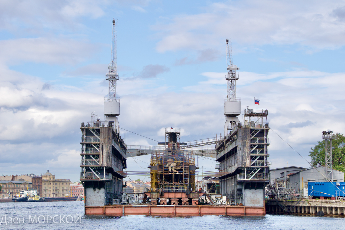 Строительство дизель-электрической подводной лодки "Кронштадт". Вид с борта прогулочного "Метеора", судоходный фарватер Большой Невы