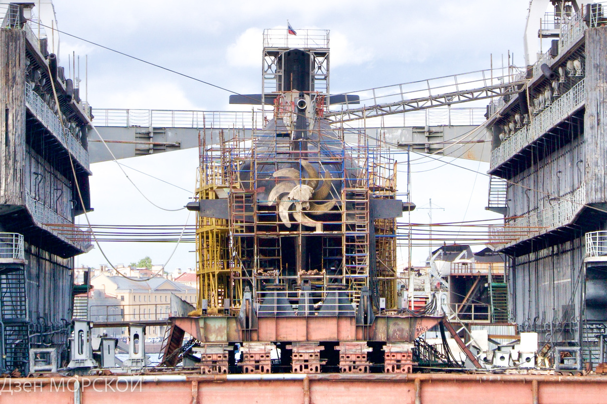 Строительство дизель-электрической подводной лодки "Кронштадт". Вид с борта прогулочного "Метеора", судоходный фарватер Большой Невы