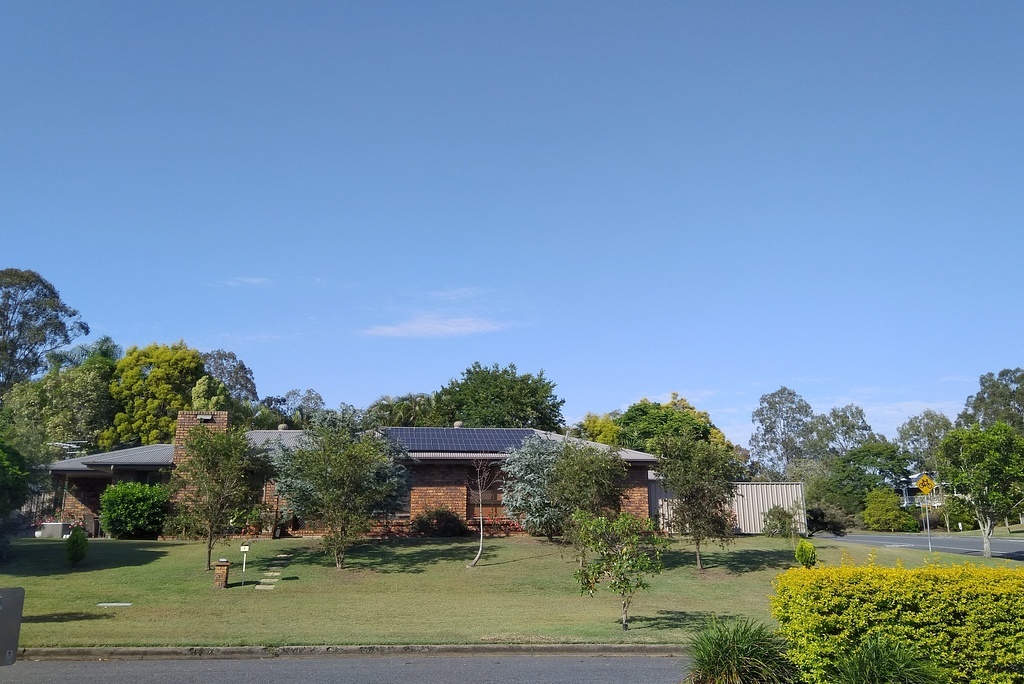 Дом на перекрёстке, в 2002-ом он был выставлен на продажу и мы даже в те времена присматривались к нему, фото (как и следующие) из домашнего архива