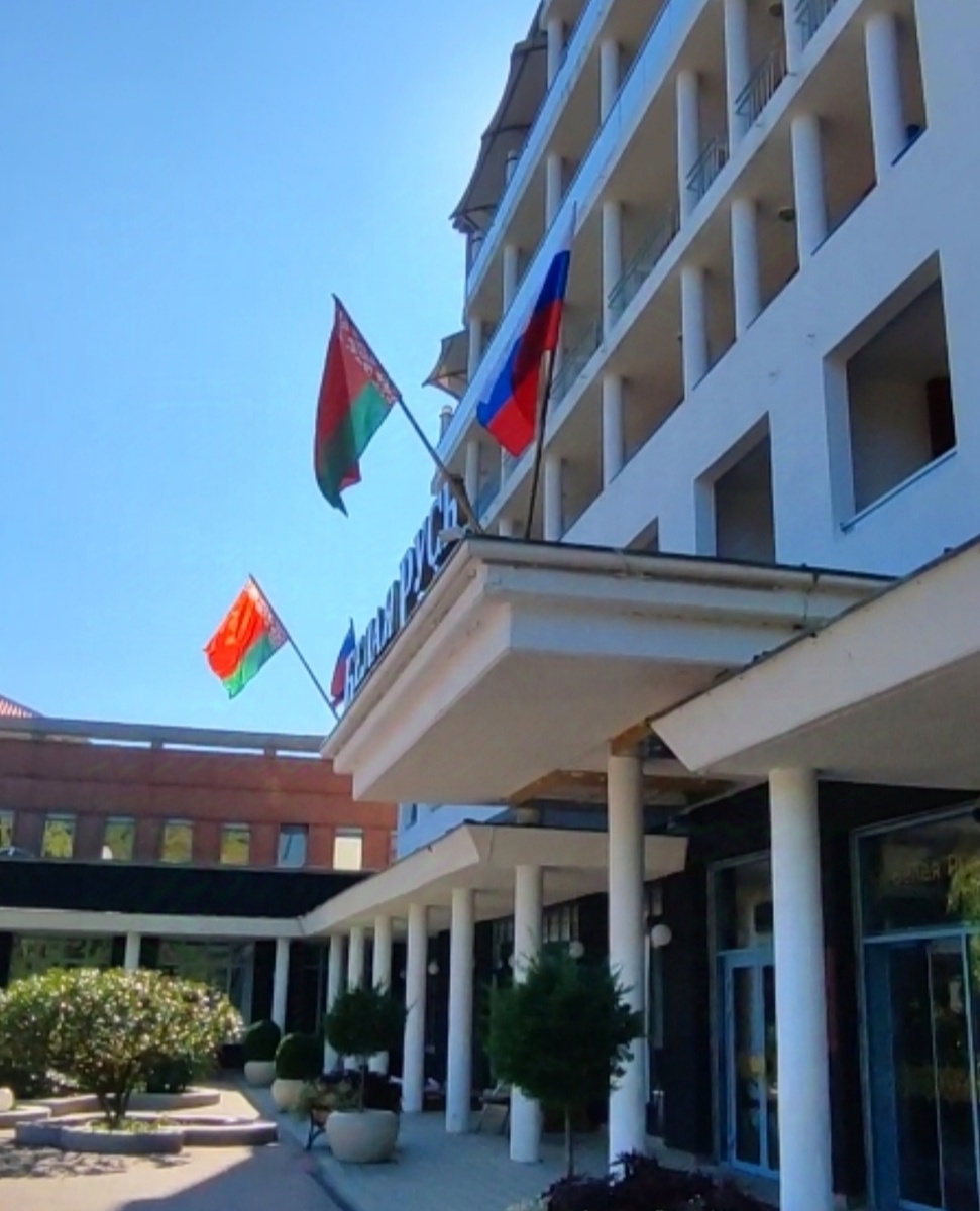 Над центральным входом - флаги России и Беларуси 