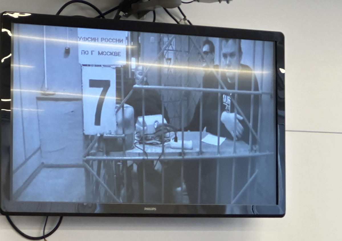 На фото Борис Шпигель по видеосвязи с судом из колонии 