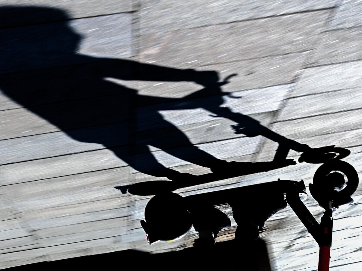    Электросамокат на улице Москвы© РИА Новости / Рамиль Ситдиков