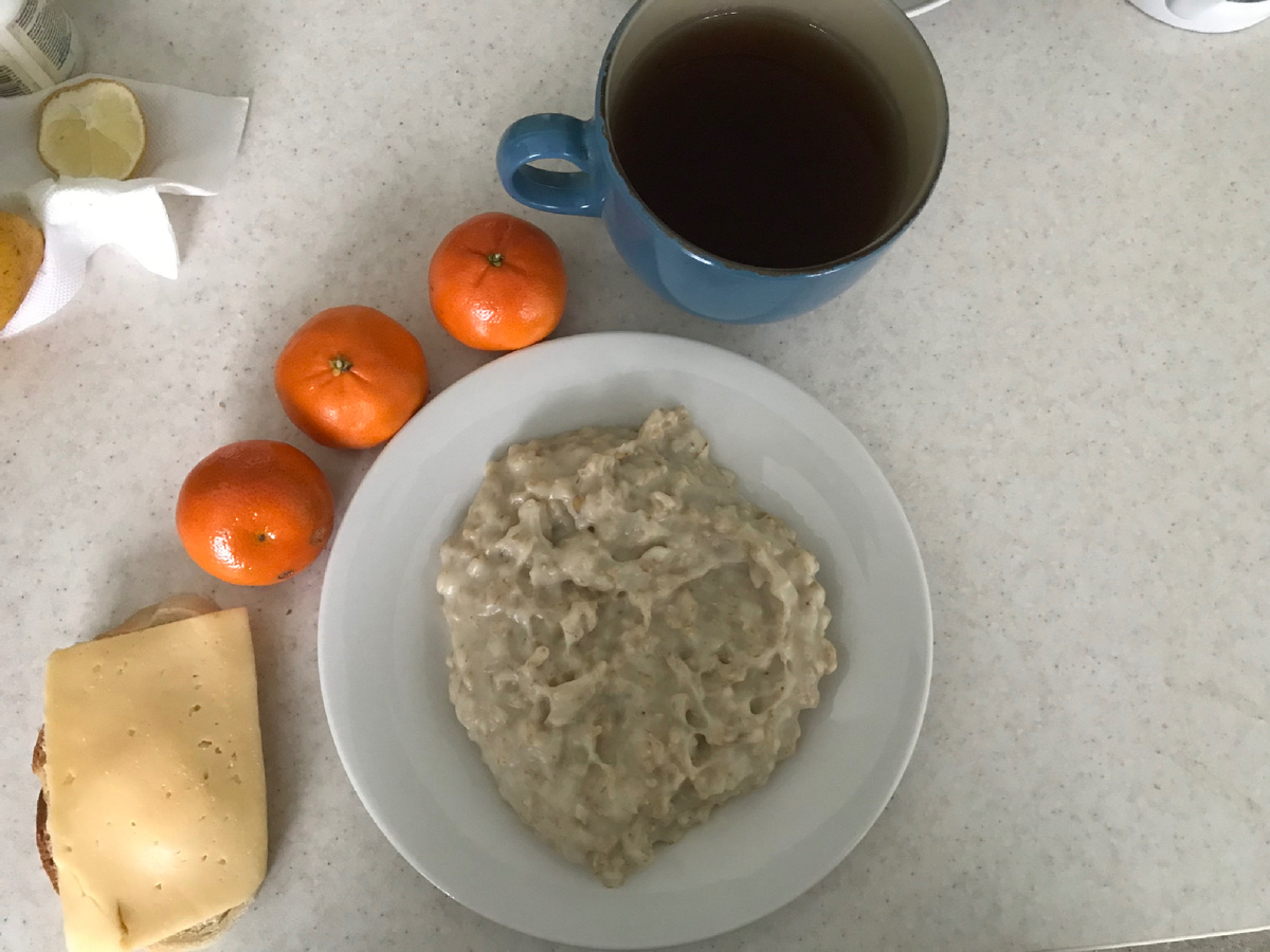 На завтрак каша, хлеб с сыром и маслом, мандарин мандарин 