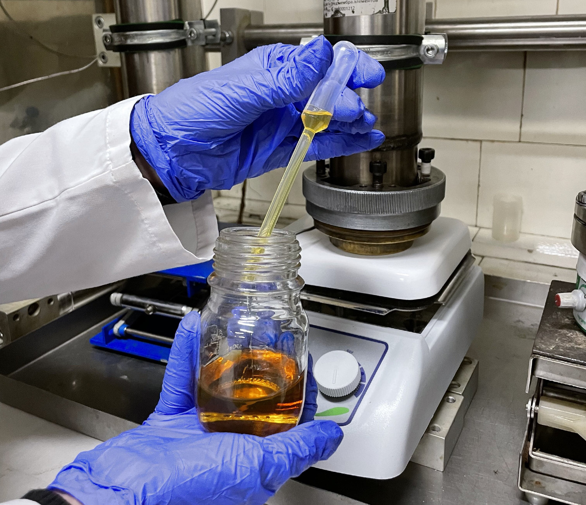 Эксперимент с образцами моторных масел. Источник: Александра Небесская