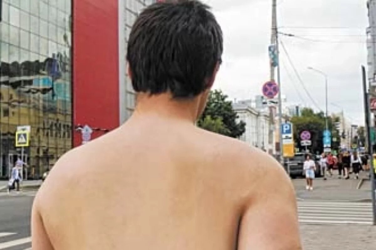    В Сыктывкаре буйный мужчина ходил по бару в нижнем белье