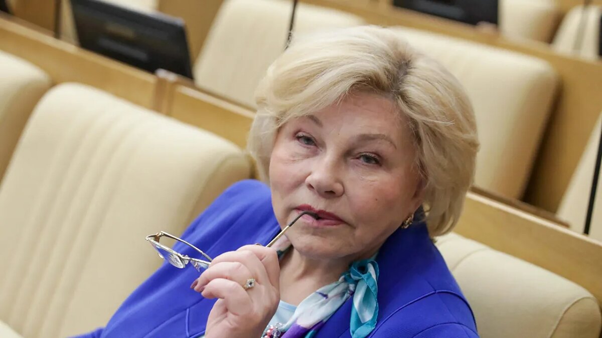    Первый зампред Комитета Государственной думы РФ по культуре, заслуженная артистка РСФСР Елена Драпеко.