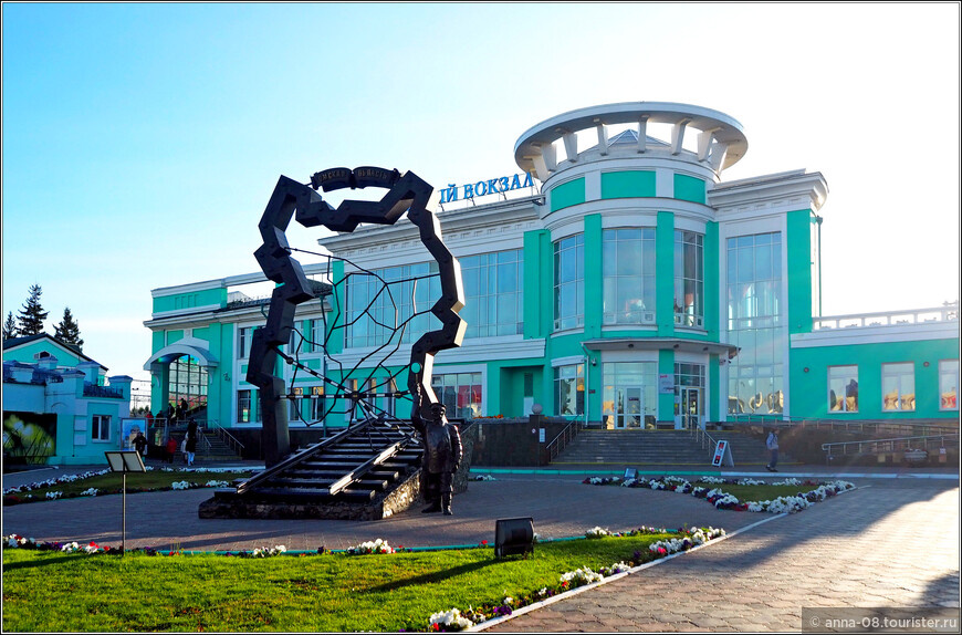 Пригородный вокзал построен в 2004 году. Рядом с ним в 2007 году установлен памятник в честь 170-летия железных дорог России и 110-летия Транссибирской магистрали. Памятник повторяет очертания контура Омской области, а рядом стоит фигура железнодорожника в форме, точно соответствующей оригиналу XIX века © Анна Кудрявцева