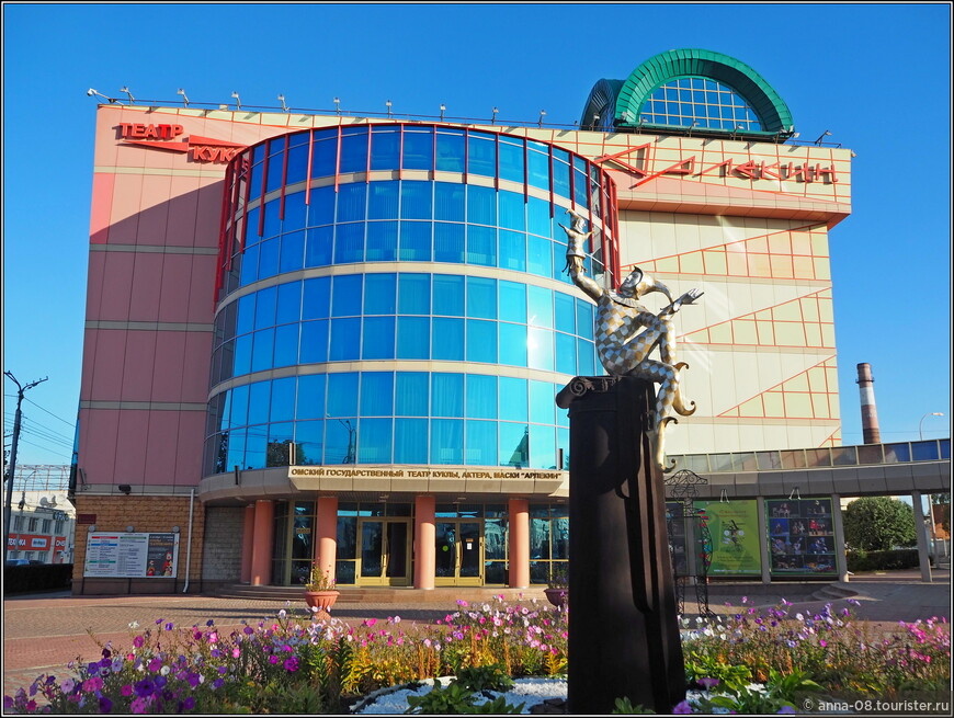 Пригородный вокзал построен в 2004 году. Рядом с ним в 2007 году установлен памятник в честь 170-летия железных дорог России и 110-летия Транссибирской магистрали. Памятник повторяет очертания контура Омской области, а рядом стоит фигура железнодорожника в форме, точно соответствующей оригиналу XIX века © Анна Кудрявцева