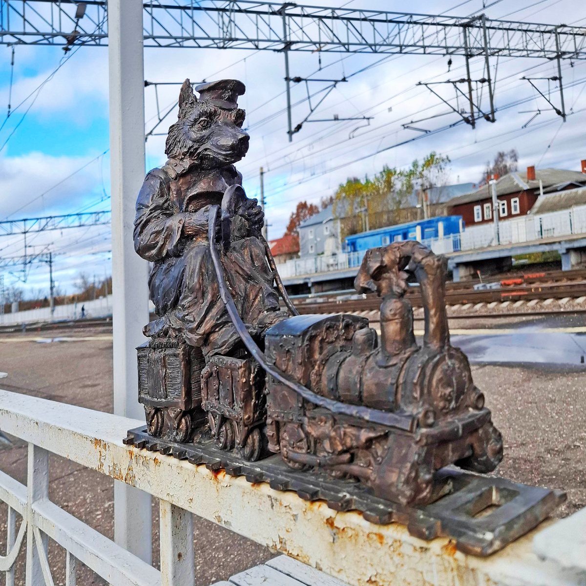 Волк-машинист. Вышний Волочек, Железнодорожный вокзал. Фото автора.