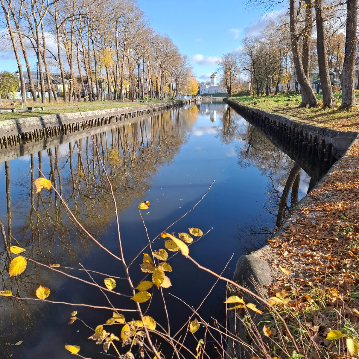 Вышний Волочек называют Тверской Венецией. Не люблю подобные сравнение, но в городе и, правда, много красивых водных пейзажей. И два волчка стоят на фоне. ♥