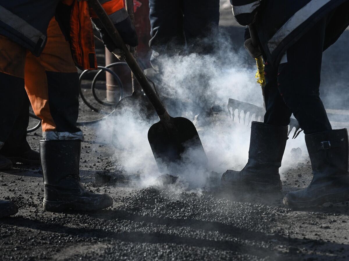    Рабочие заделывают яму во время поддерживающего ремонта дорог© РИА Новости / Александр Кряжев