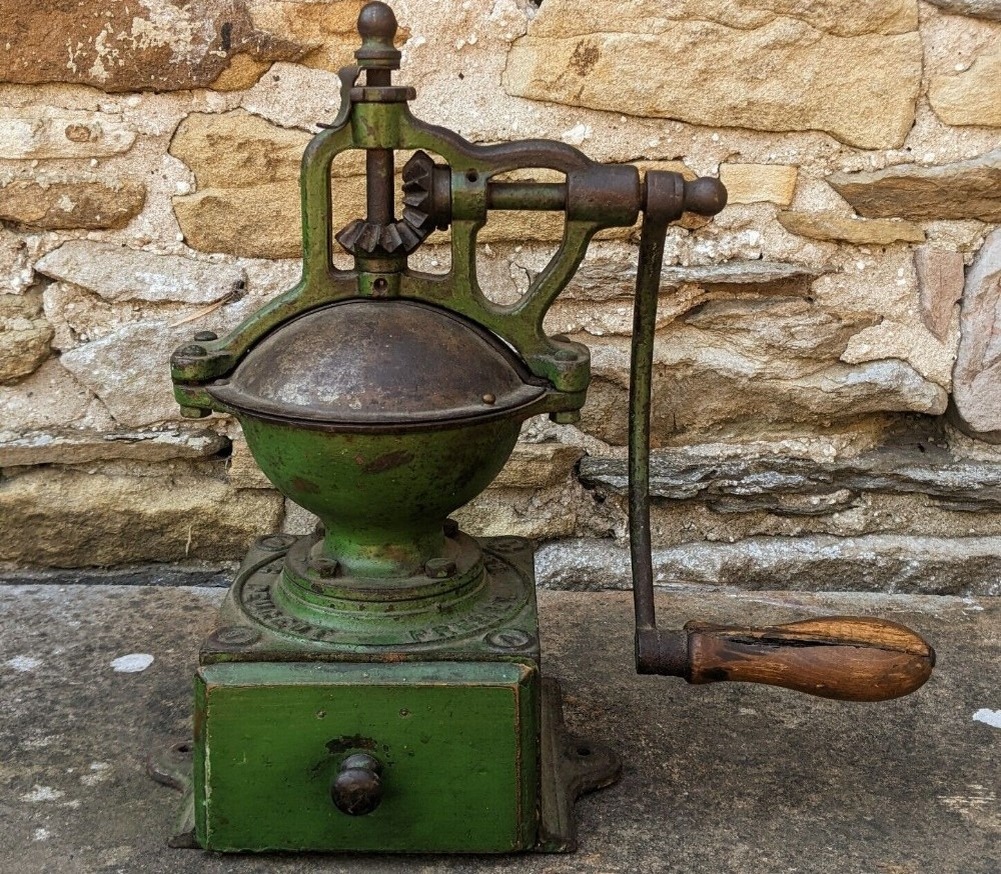 Чугунные кофемолки от Peugeot производились из дерева и листового металла и были представлены в 10 различных размерах