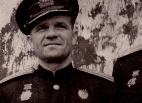 Орден уже на правой стороне груди.