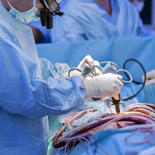 В Иркутской областной клинической больнице детские кардиохирурги совершили настоящий медицинский подвиг, спасая жизнь маловесному новорожденному с тяжелой патологией сердца. Это первый случай в регионе, когда недоношенный ребенок с крайне тяжелым пороком сердца был прооперирован в условиях искусственного кровообращения.