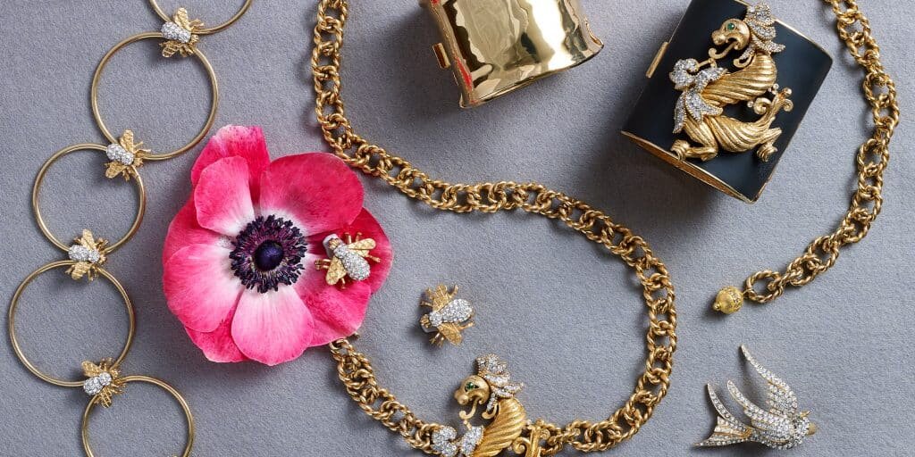 Кэролайн Рём сотрудничала с фирмой, чтобы создать вдохновленную природой коллекцию, в которую входят этот  пояс-цепочка в виде пчелы , фактурный пояс-цепочка в виде дракона , органический золотой браслет , черный браслет-дракон , кольцо в виде голубя и серьги-пуговицы в виде пчелы.