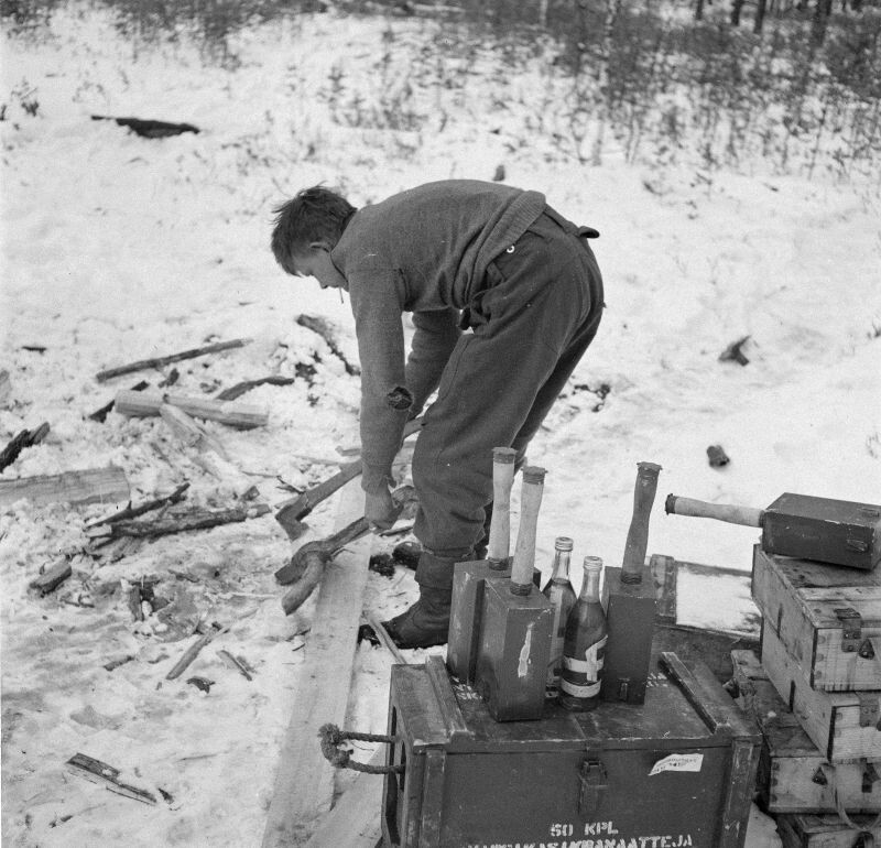 Фото с сайта https://waralbum.ru/412264/ Финский солдат занимается столярными работами