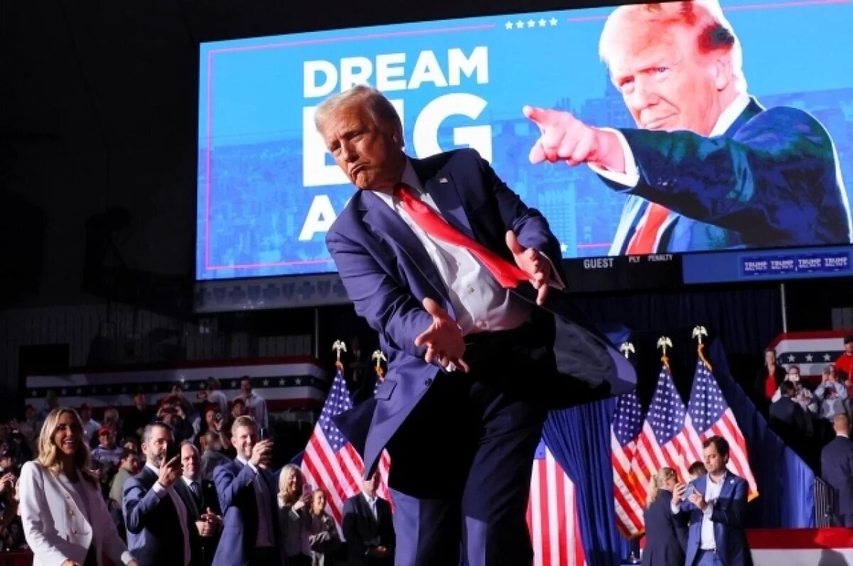    На выборах Харрис заработала на браслетах, а Трамп – на покерных наборах