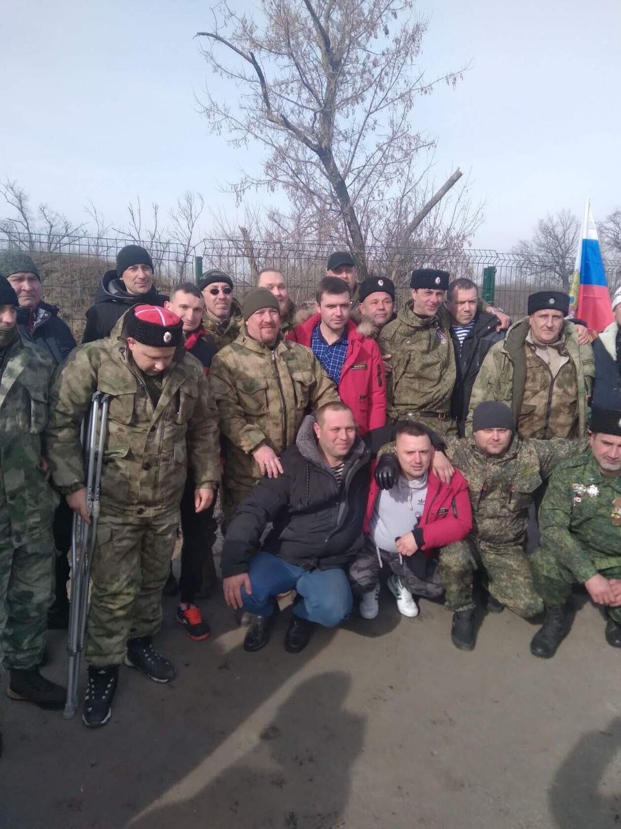 Фото из архива «Дока» (солнцезащитных очках), Моцарт в середине в черной куртке