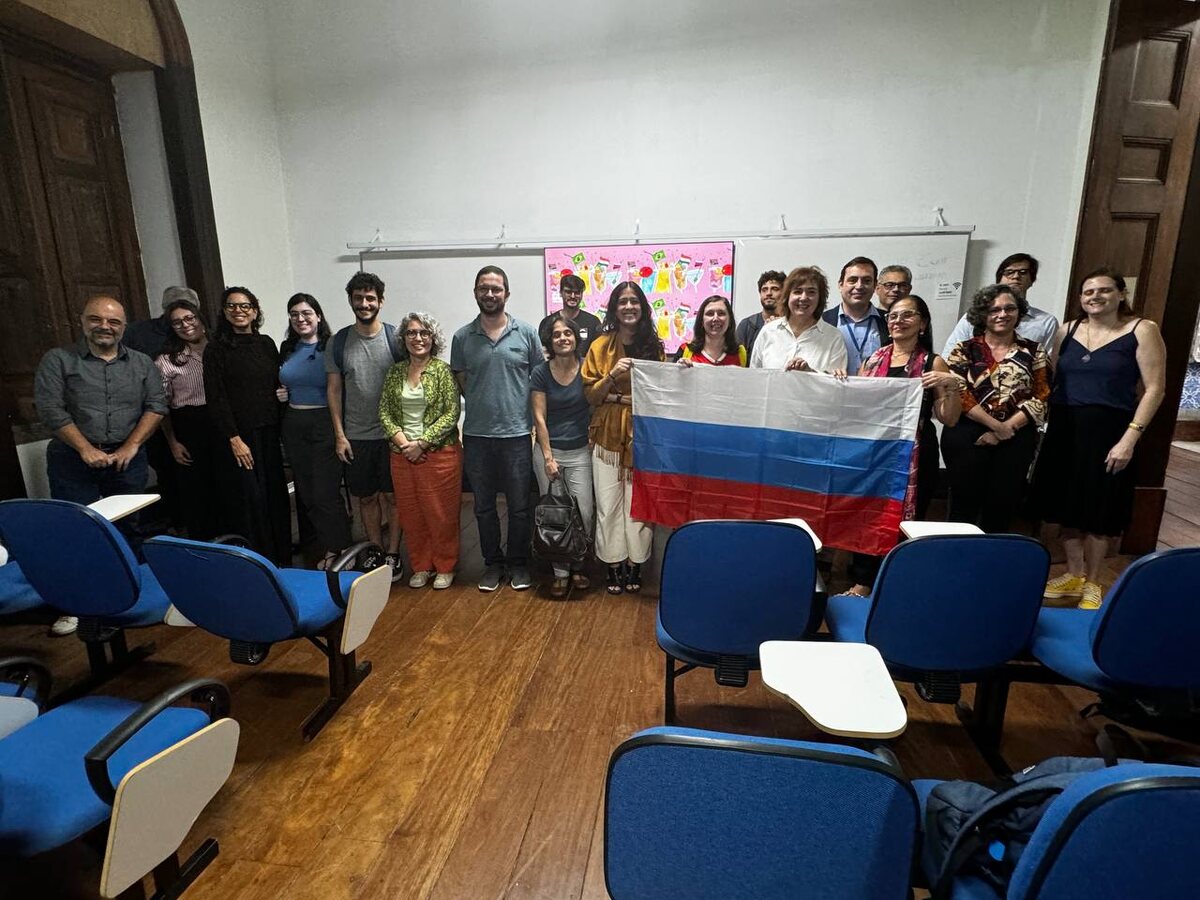 Вчера, 4-го ноября 2024 г. в Федеральном университете Рио-де-Жанейро (Federal University of Rio de Janeiro, UFRJ) также известном как Университет Бразилии, коллеги после лекции президента ИНК сфотографировались с российским флагом, тем самым выразив любовь к России.