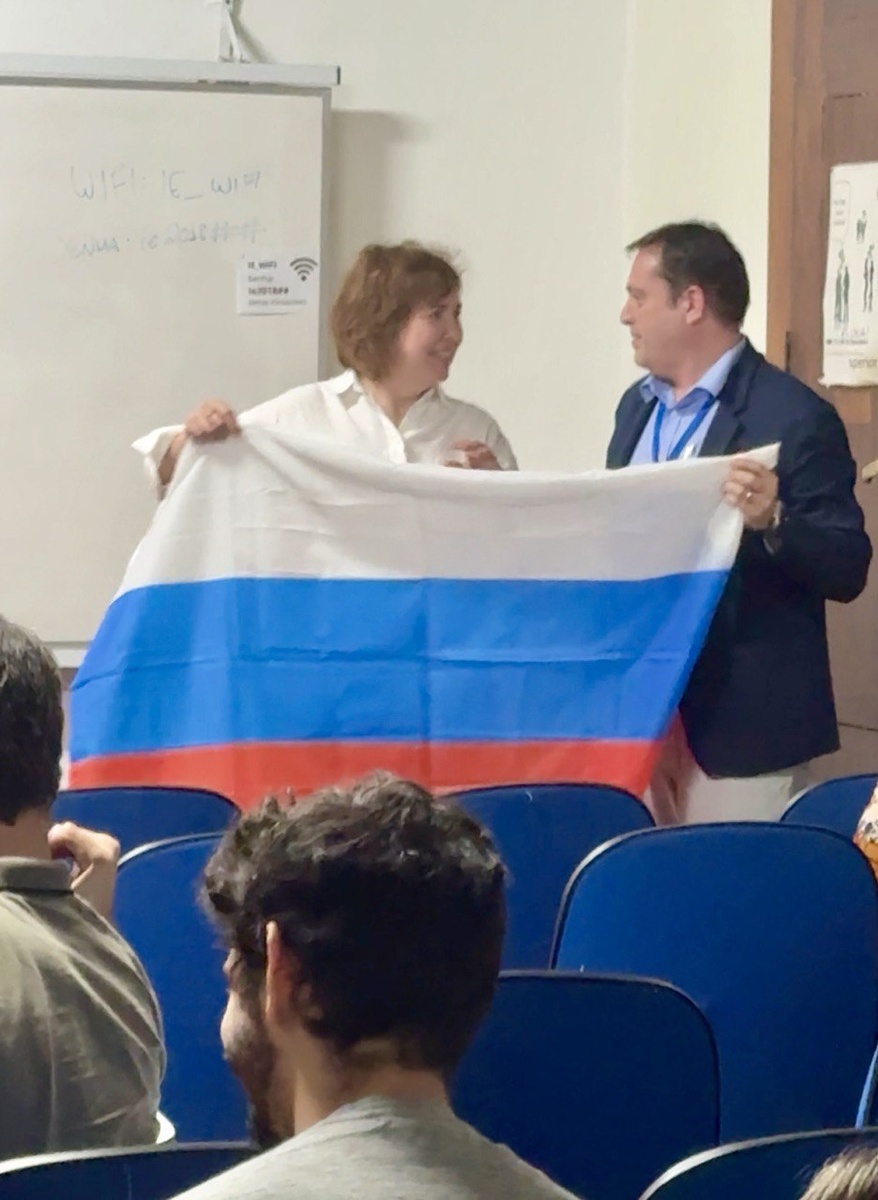 Вчера, 4-го ноября 2024 г. в Федеральном университете Рио-де-Жанейро (Federal University of Rio de Janeiro, UFRJ) также известном как Университет Бразилии, коллеги после лекции президента ИНК сфотографировались с российским флагом, тем самым выразив любовь к России.